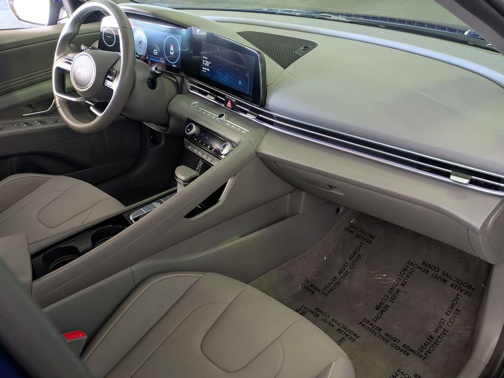 Used 2025 Hyundai Elantra SEL image 29