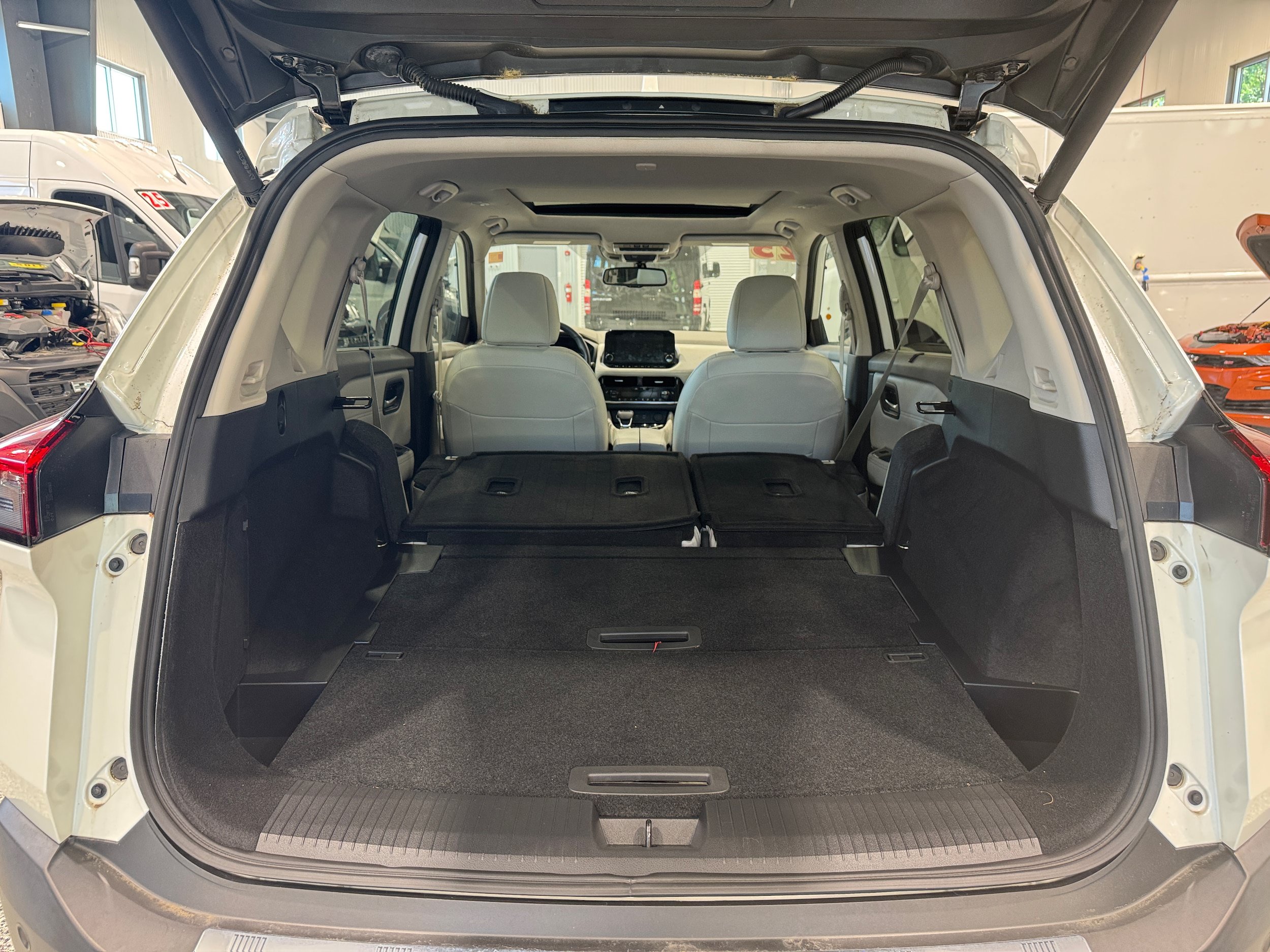 Used 2023 Nissan Rogue SL w/ SL Premium Package AWD/4WD image 9