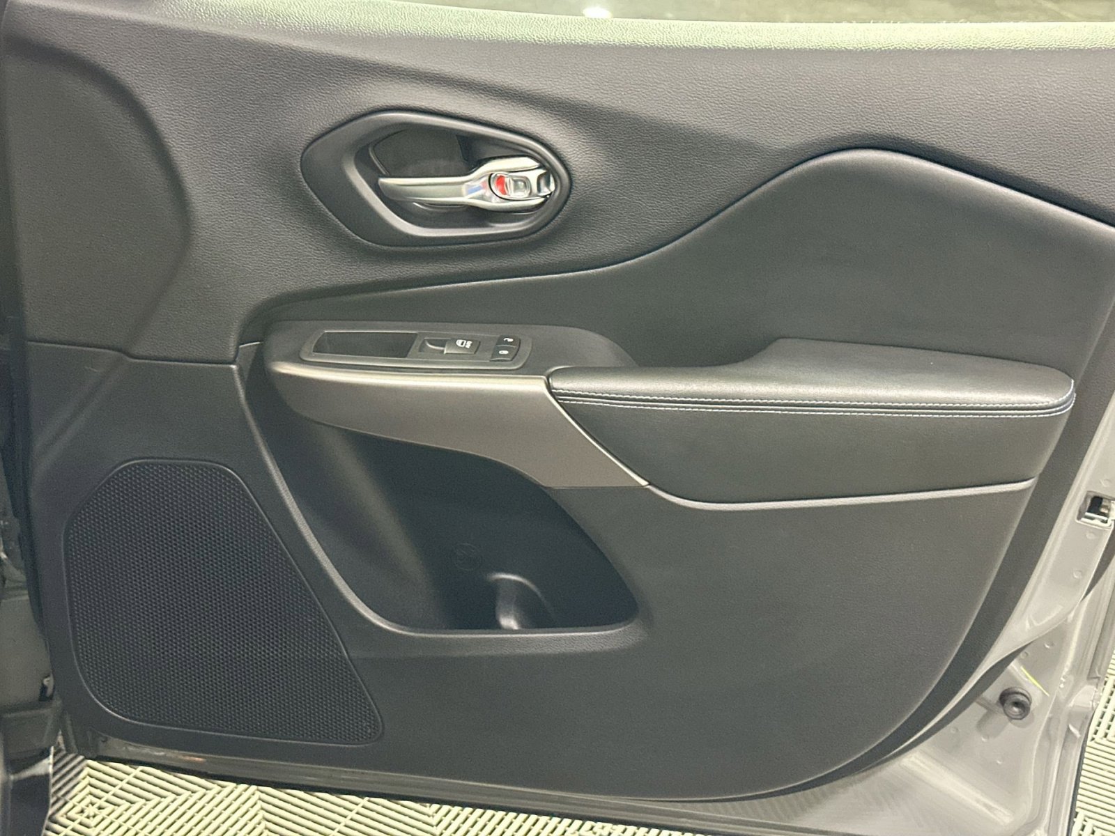 Used 2019 Jeep Cherokee Latitude Plus w/ Comfort/Convenience Group image 37