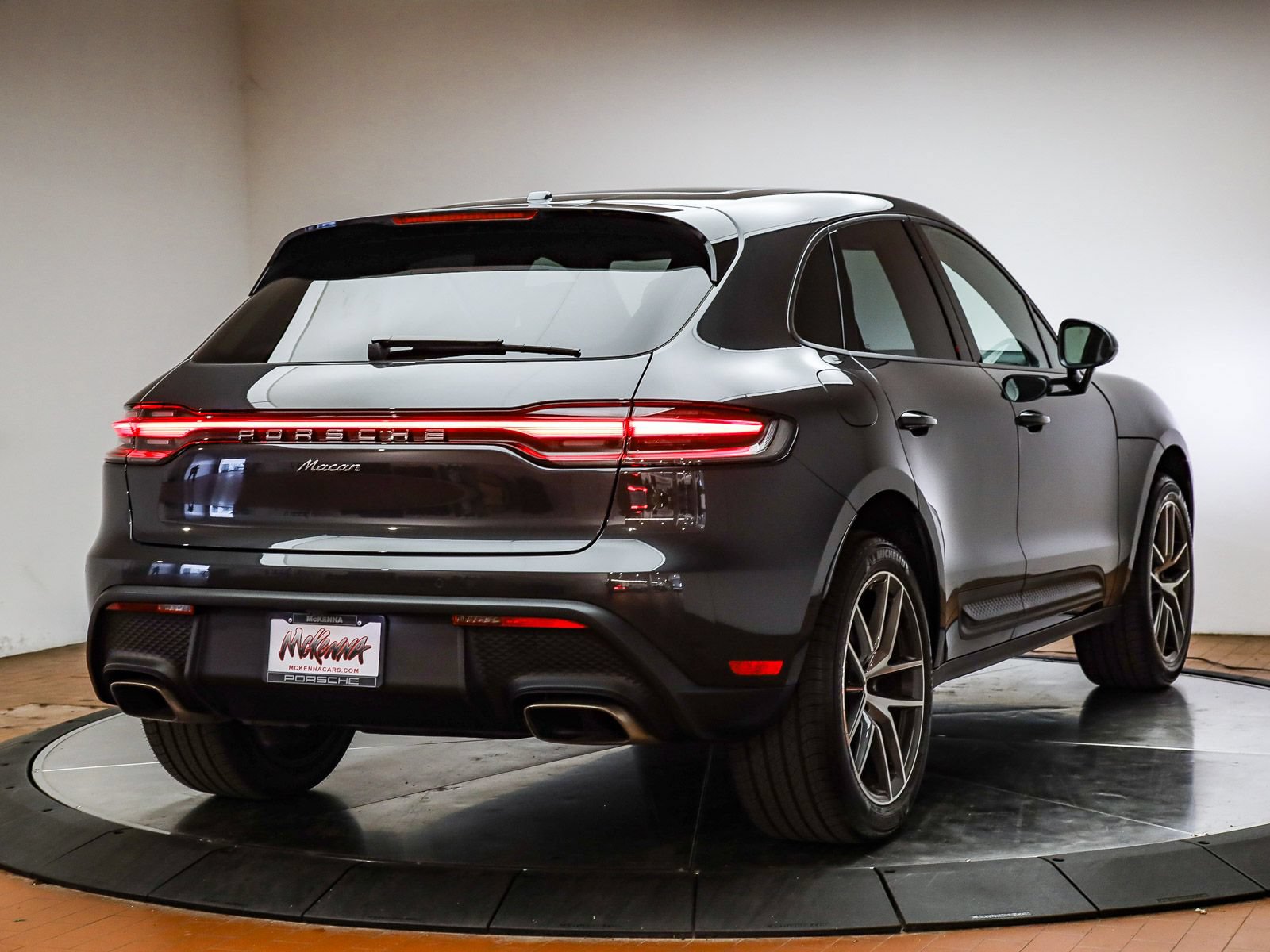 Certified 2025 Porsche Macan AWD/4WD image 6