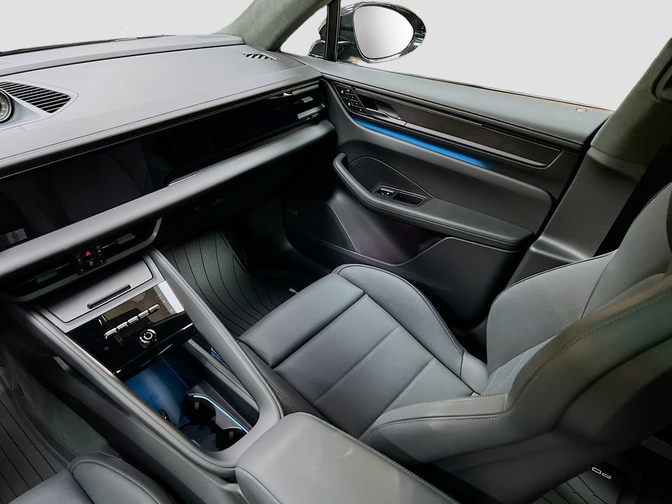New 2026 Porsche Macan Turbo Electric AWD/4WD image 26