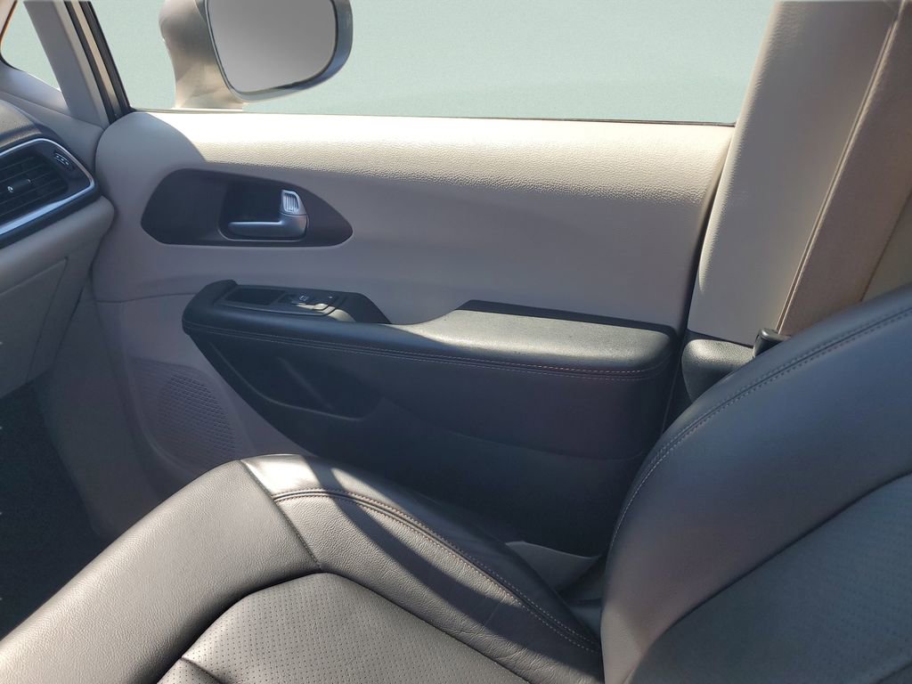 Used 2018 Chrysler Pacifica Touring-L Plus FWD image 12
