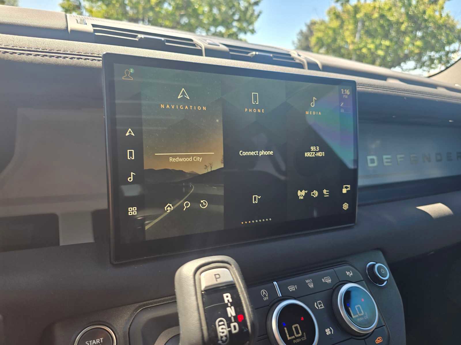 Used 2023 Land Rover Defender 130 SE image 28