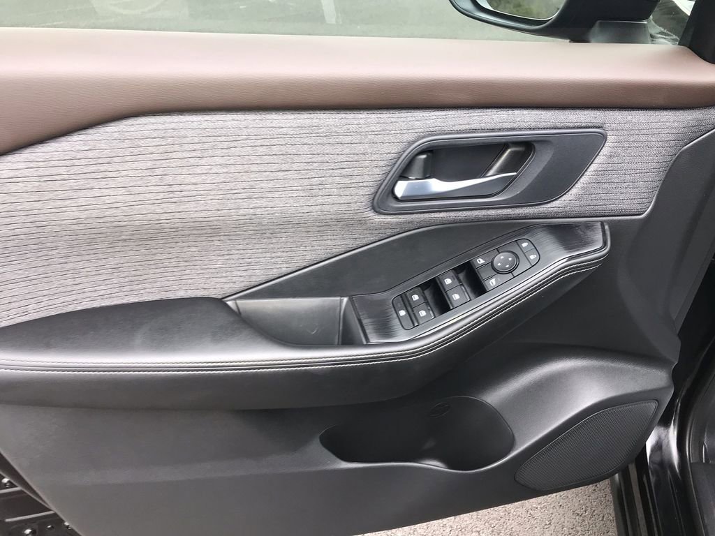 Used 2023 Nissan Rogue SV FWD image 13