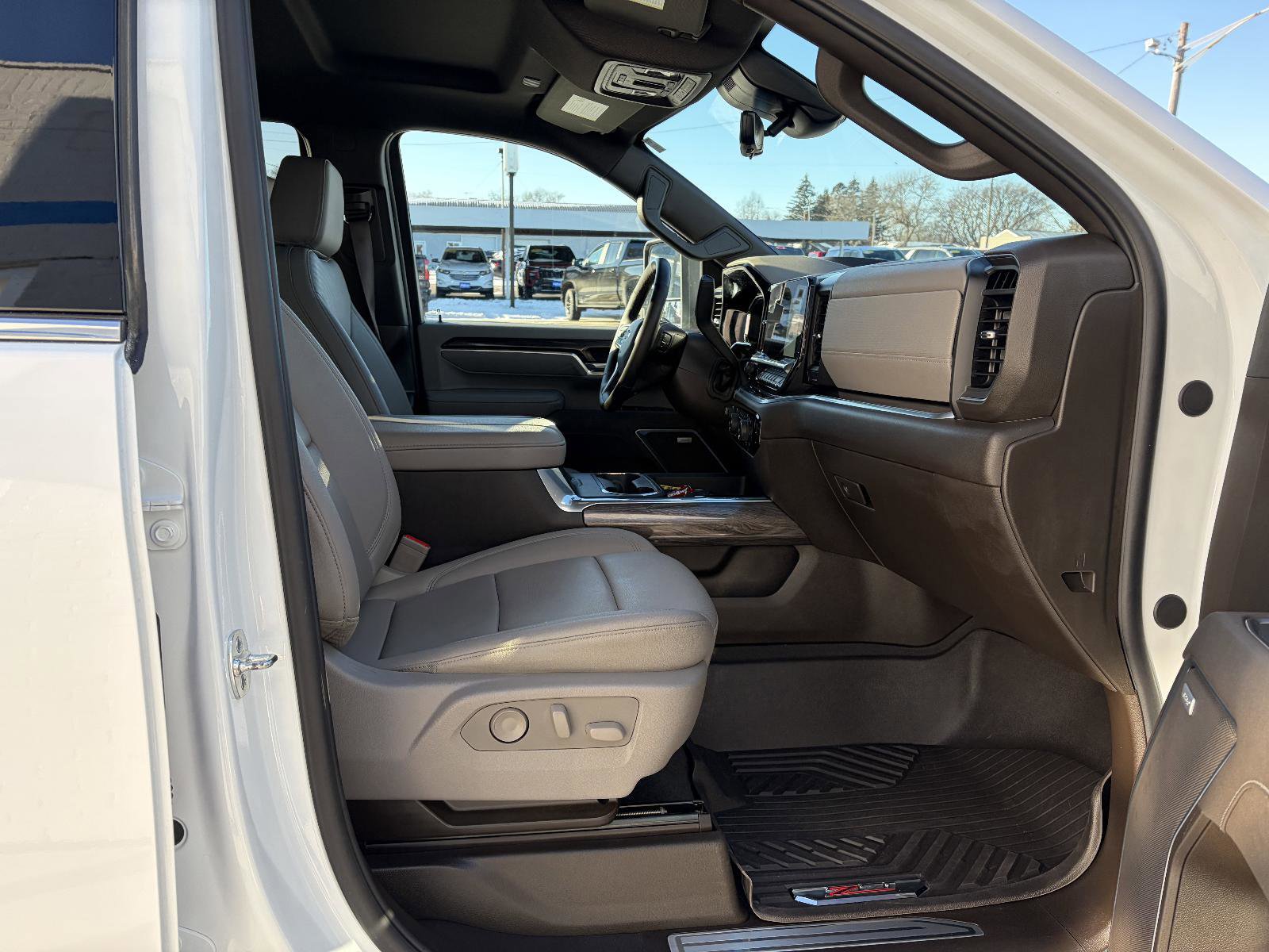 Used 2025 Chevrolet Silverado 2500 LTZ w/ LTZ Premium Package AWD/4WD image 25