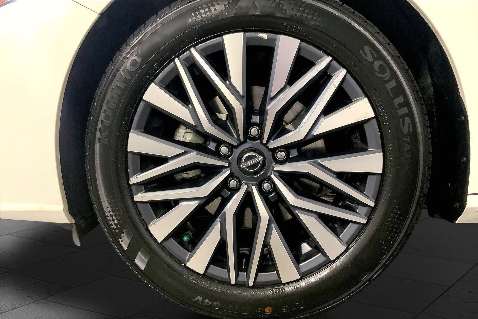 Used 2025 Nissan Altima 2.5 SV FWD image 9