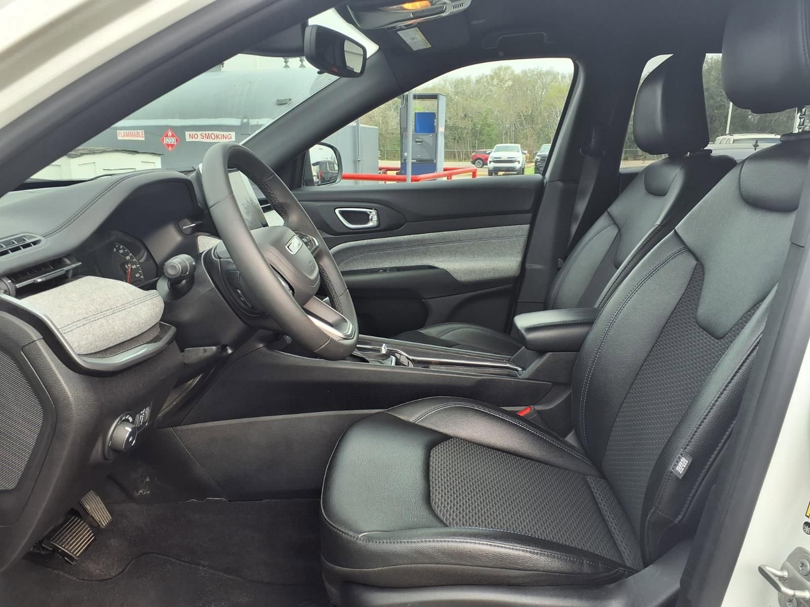 Used 2025 Jeep Compass Latitude image 17