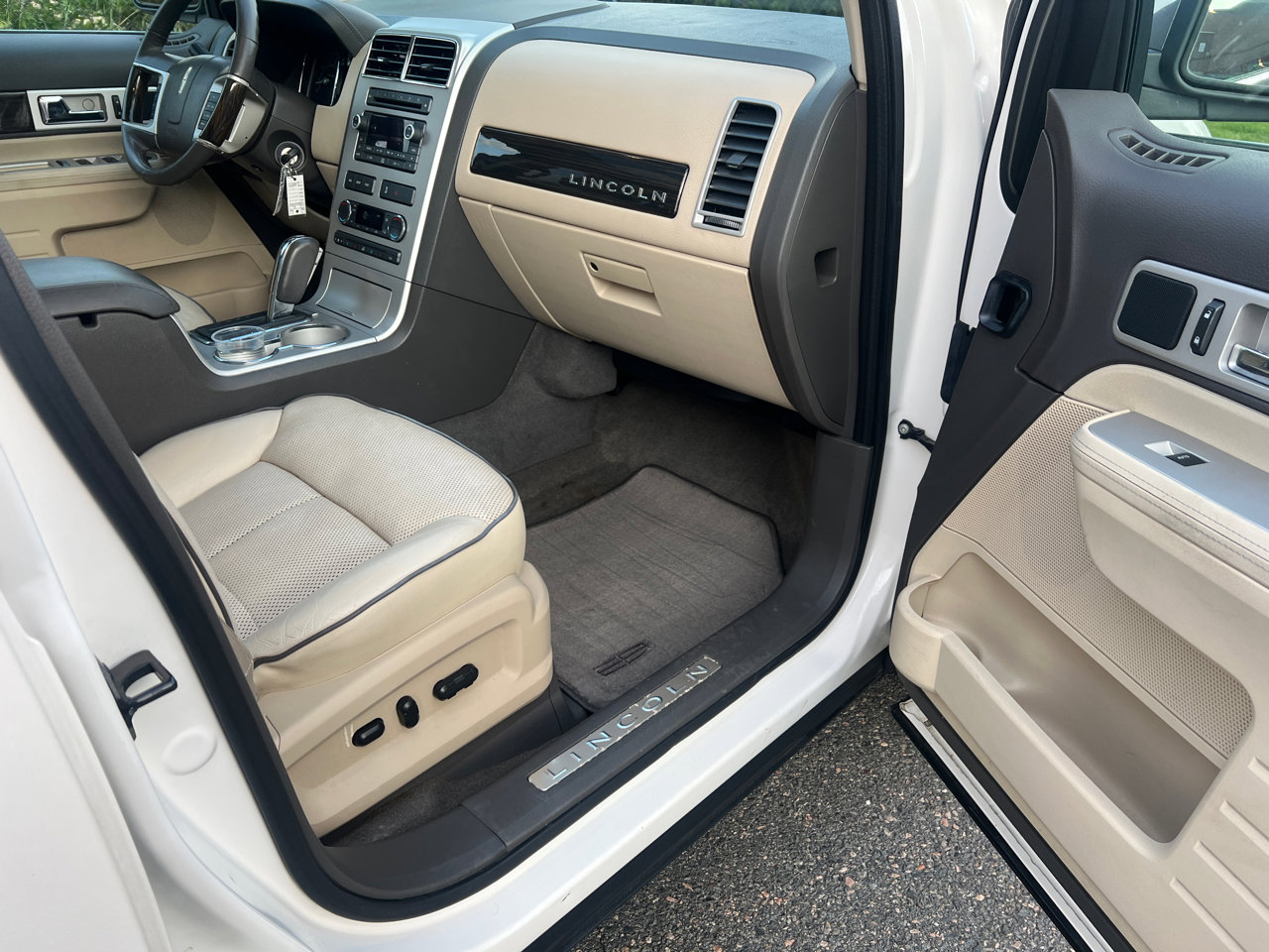 Used 2008 Lincoln MKX AWD image 16