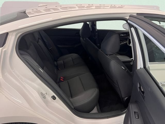 Used 2025 Nissan Altima 2.5 SV FWD image 11