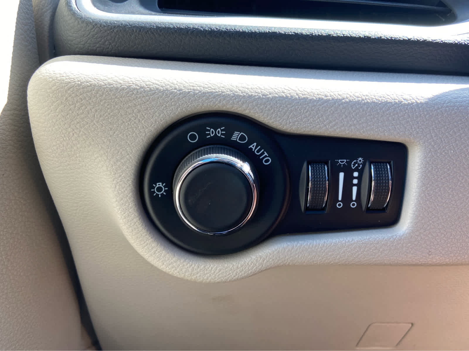 Used 2022 Chrysler Voyager LX FWD image 34