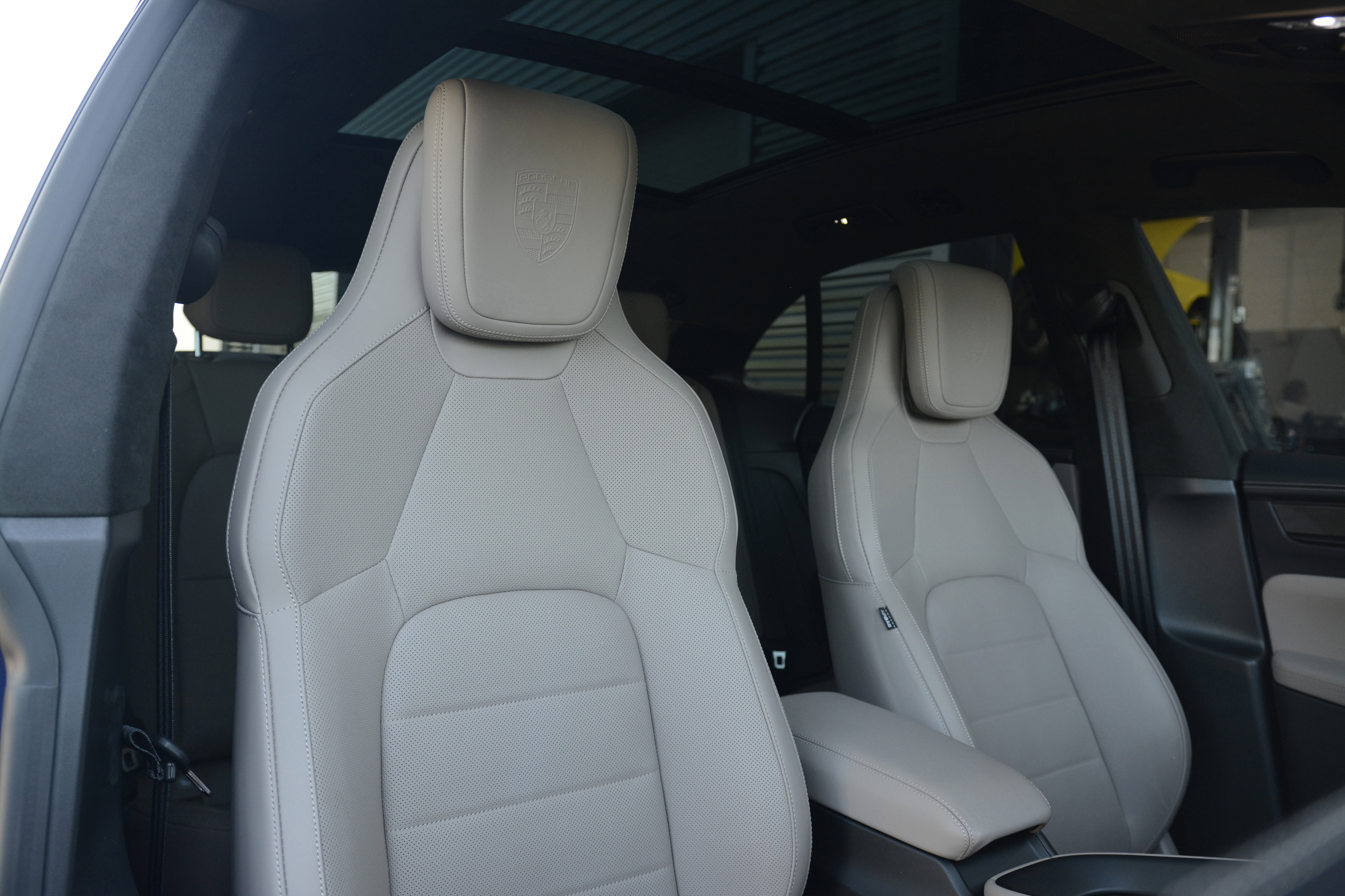 Certified 2025 Porsche Macan Turbo Electric AWD/4WD image 24