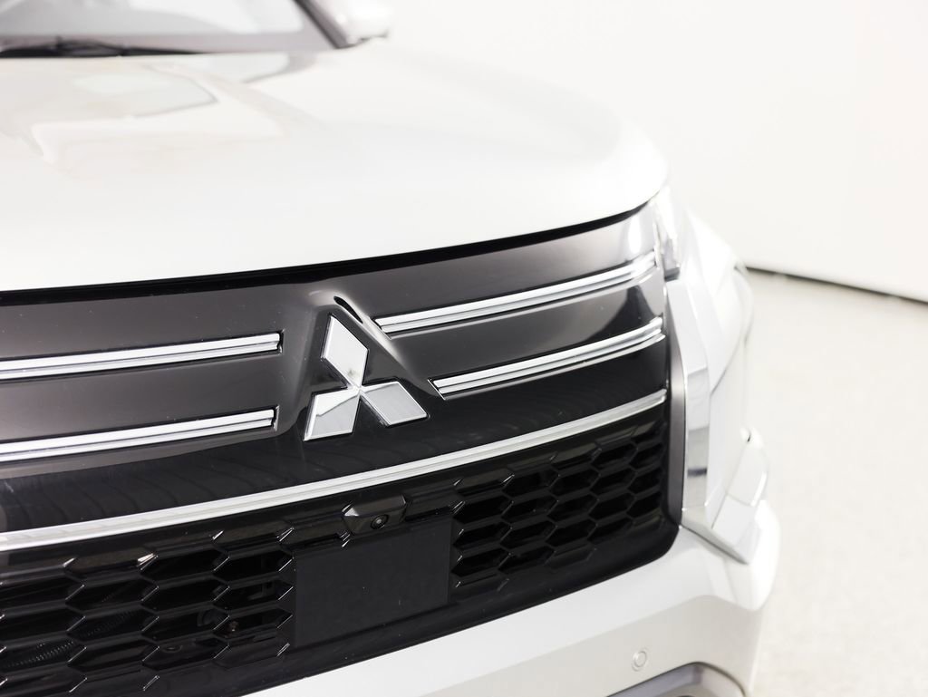 Used 2025 Mitsubishi Outlander SE image 4