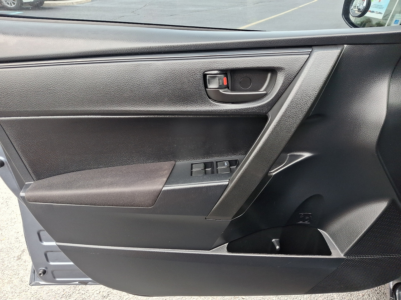 Used 2018 Toyota Corolla L FWD image 12