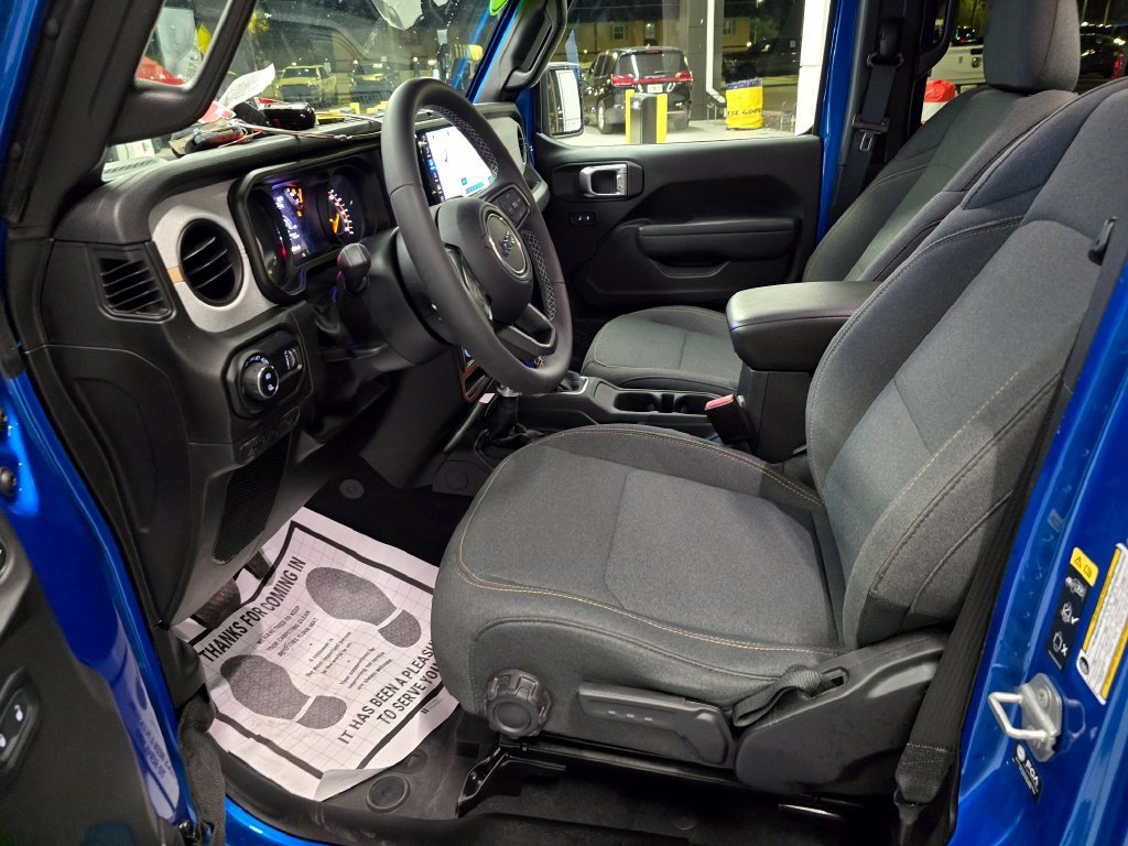 Used 2025 Jeep Gladiator Sport AWD/4WD image 17