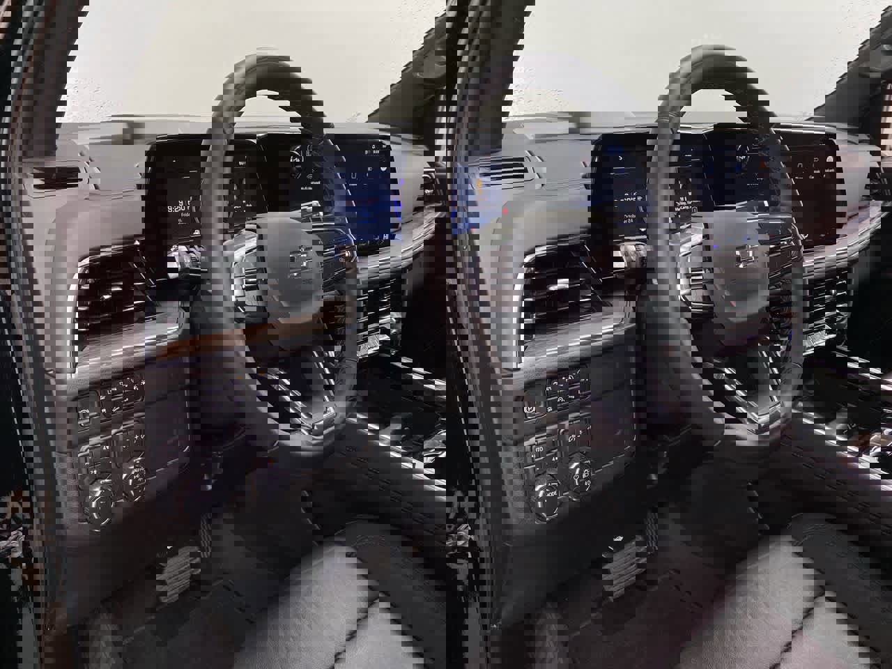 Used 2025 Chevrolet Suburban Z71 image 2