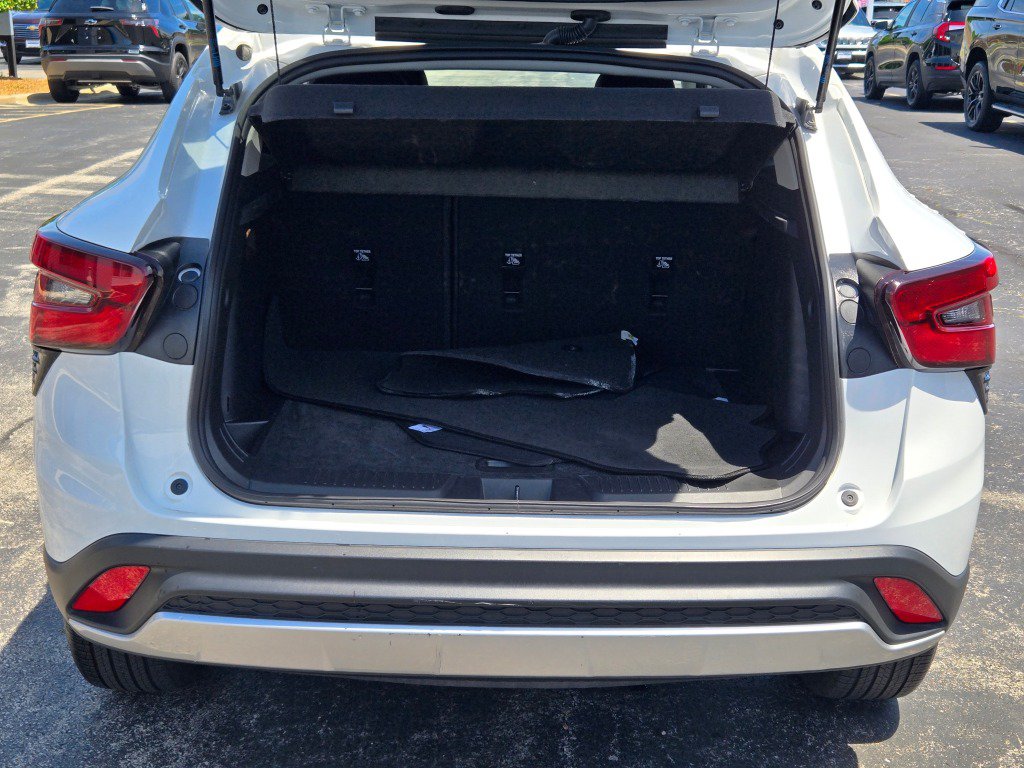 Certified 2025 Chevrolet Trax LT w/ LT Convenience Package FWD image 13