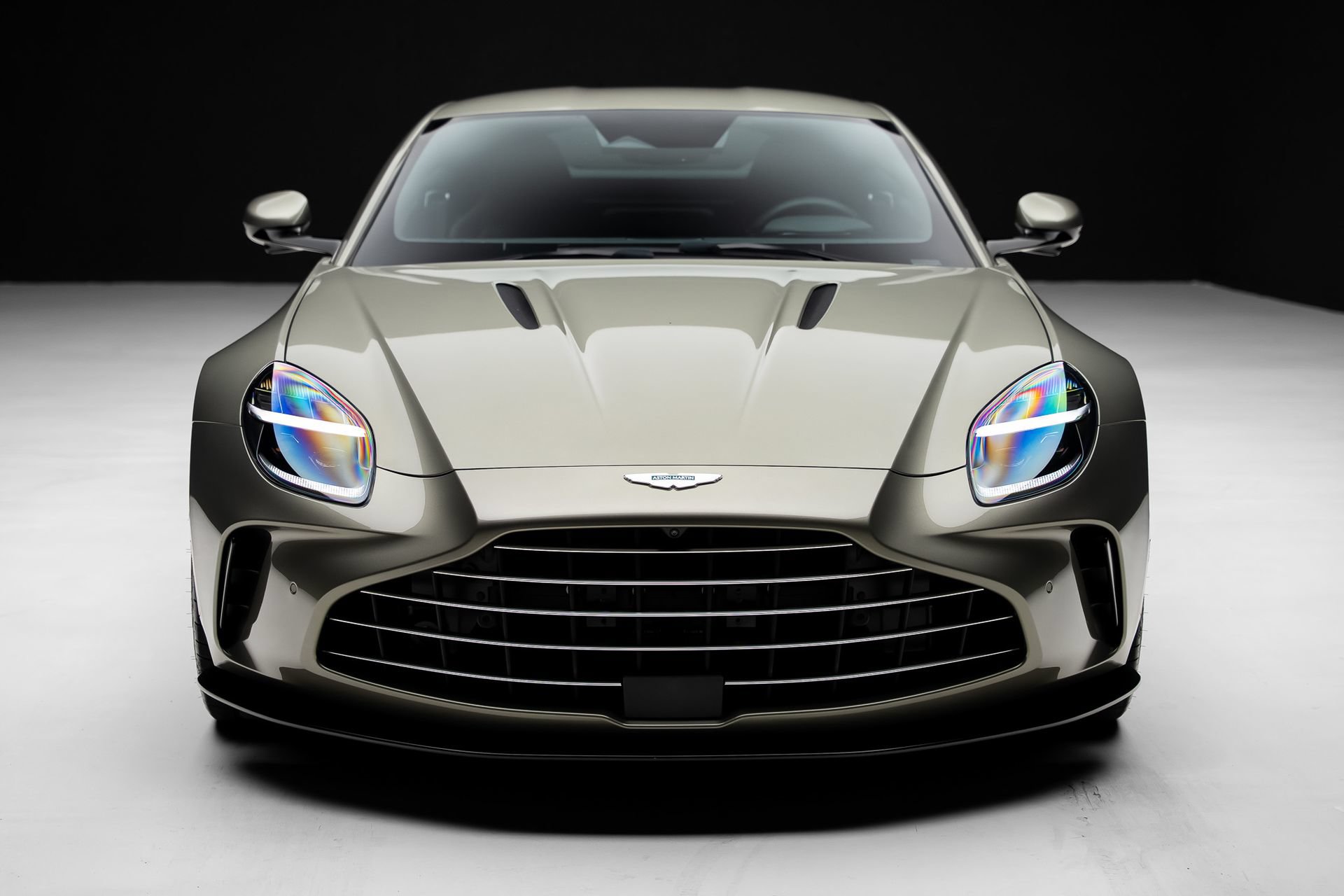 Used 2025 Aston Martin V8 Vantage Coupe RWD image 7