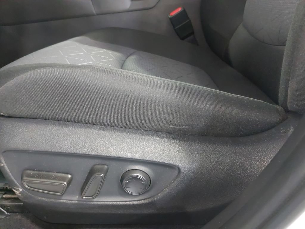 Used 2025 Toyota RAV4 XLE AWD/4WD image 28