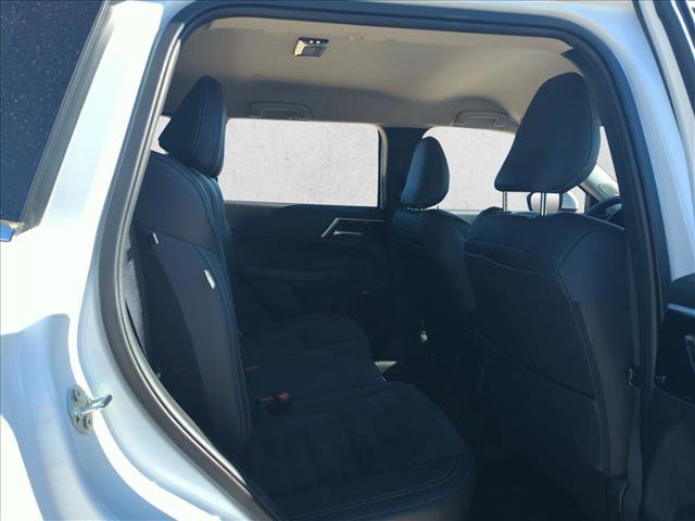Used 2025 Mitsubishi Outlander SE image 17