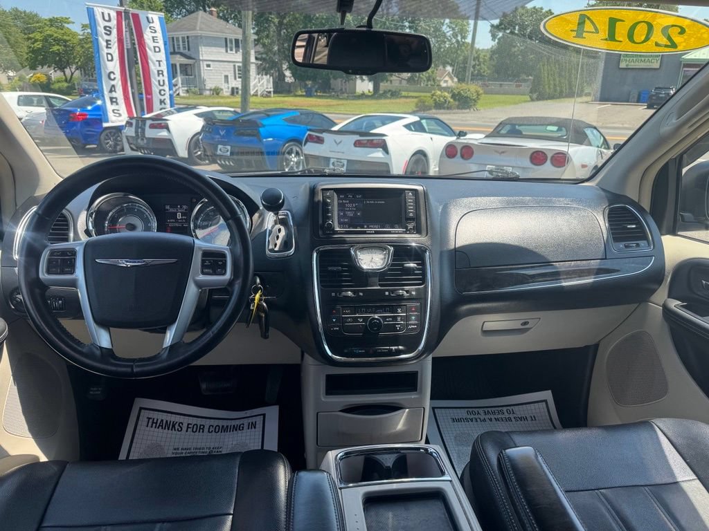 Used 2014 Chrysler Town & Country Touring FWD image 29
