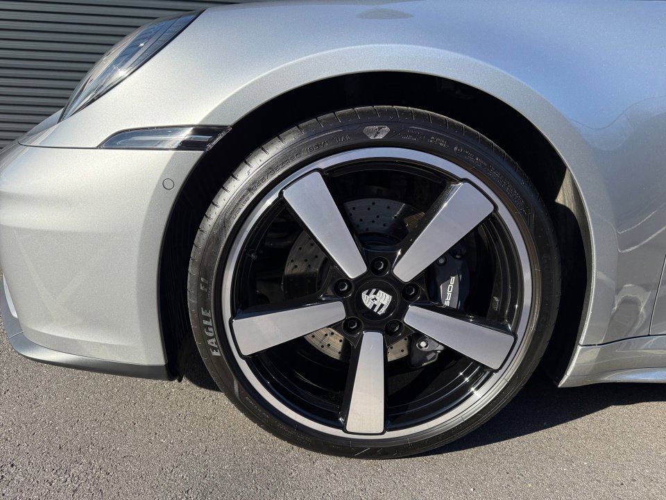 Certified 2025 Porsche 911 Carrera image 11