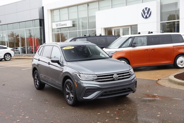 Used 2023 Volkswagen Tiguan SE image 1