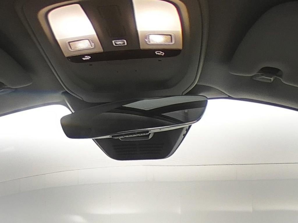 Used 2025 Volvo XC40 B5 Plus image 23