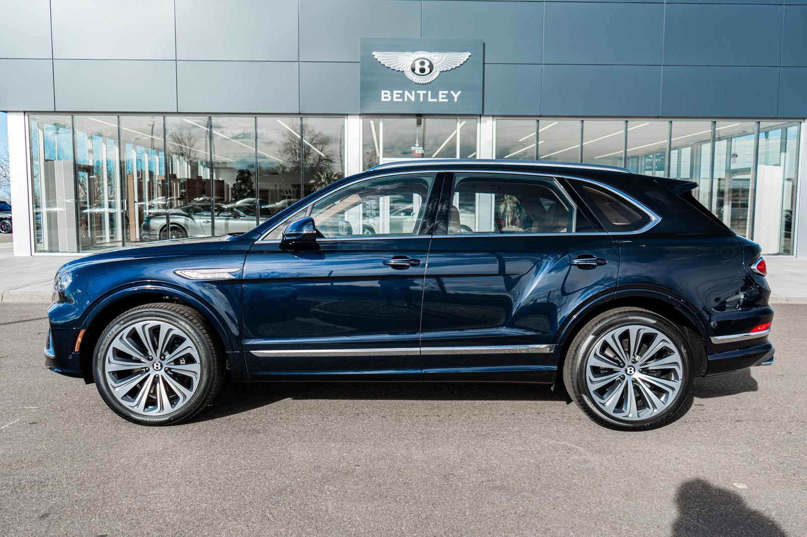 Used 2025 Bentley Bentayga image 5