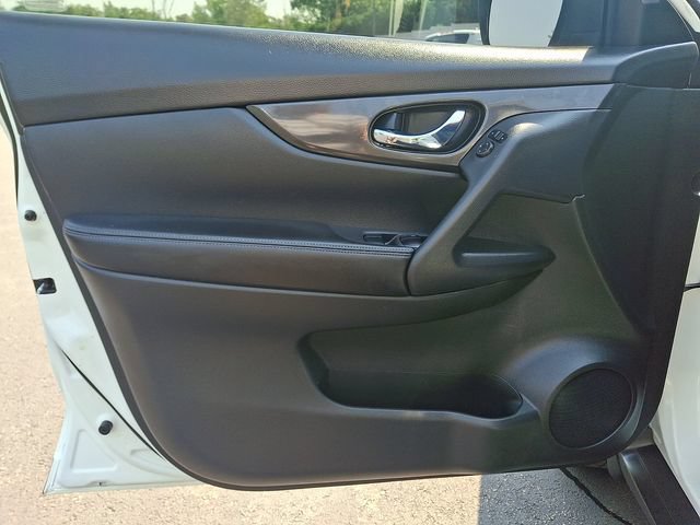 Used 2017 Nissan Rogue SV AWD/4WD image 13