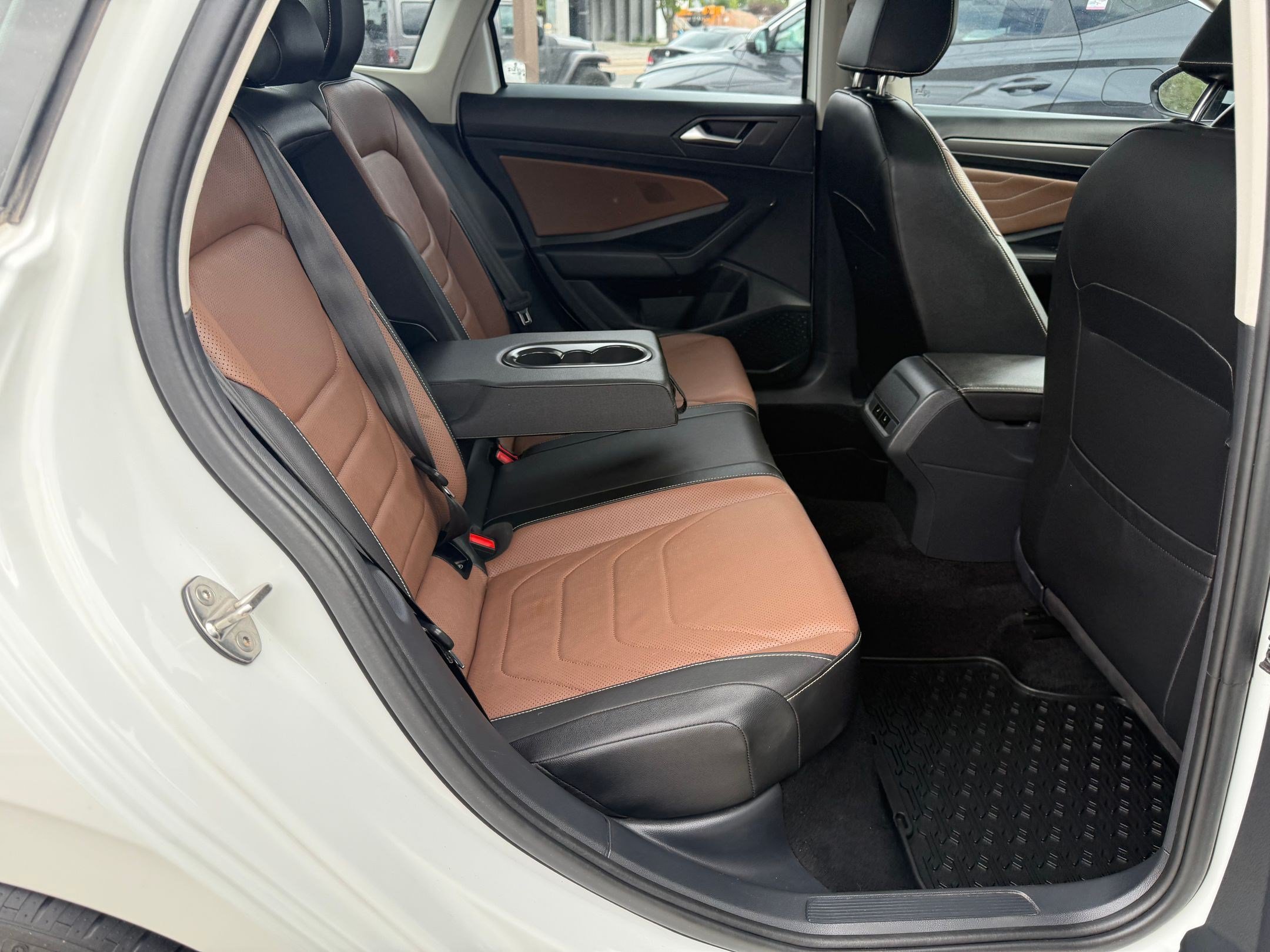 Used 2025 Volkswagen Jetta SEL FWD image 31