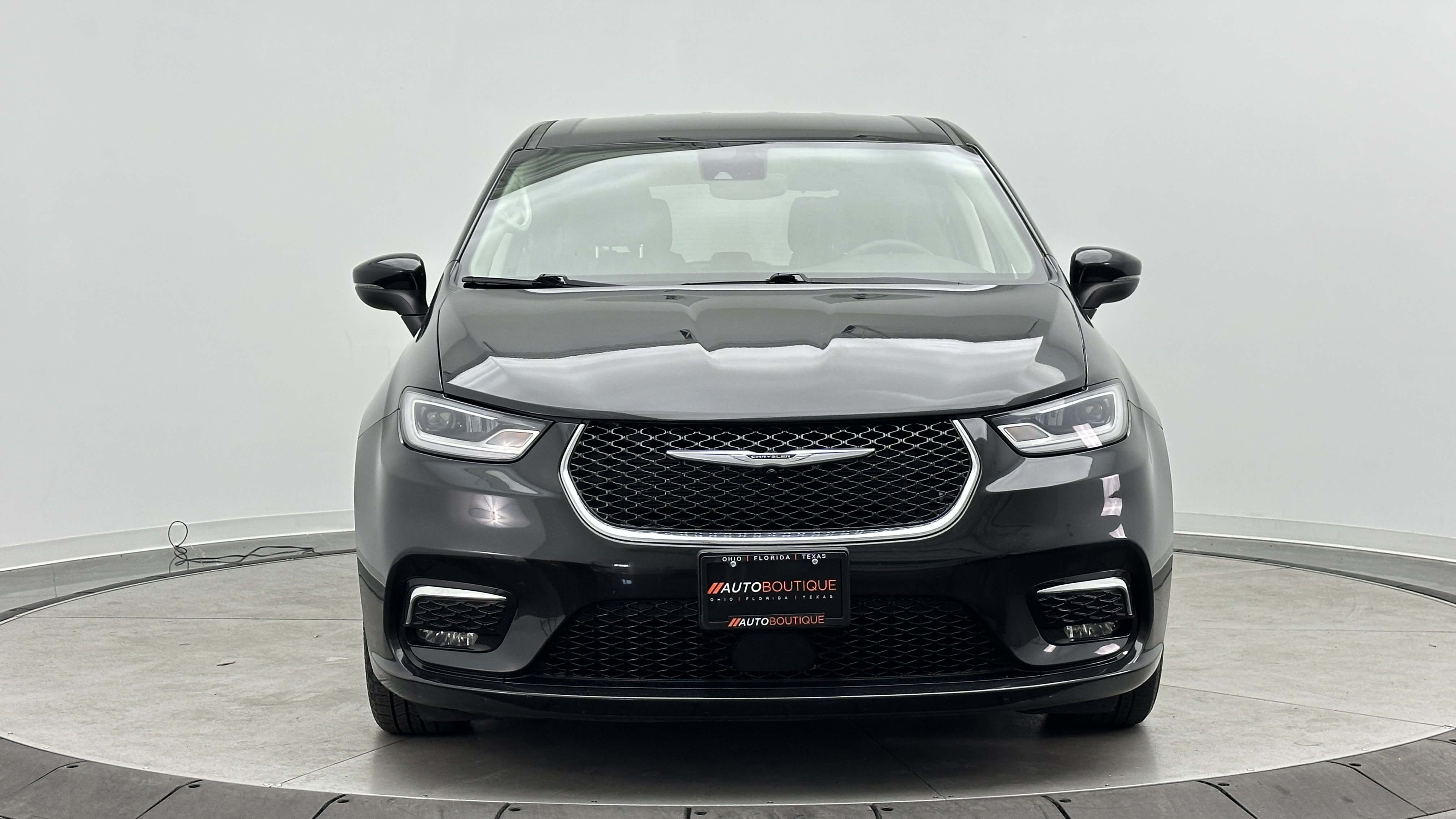 Used 2023 Chrysler Pacifica Touring-L FWD image 2