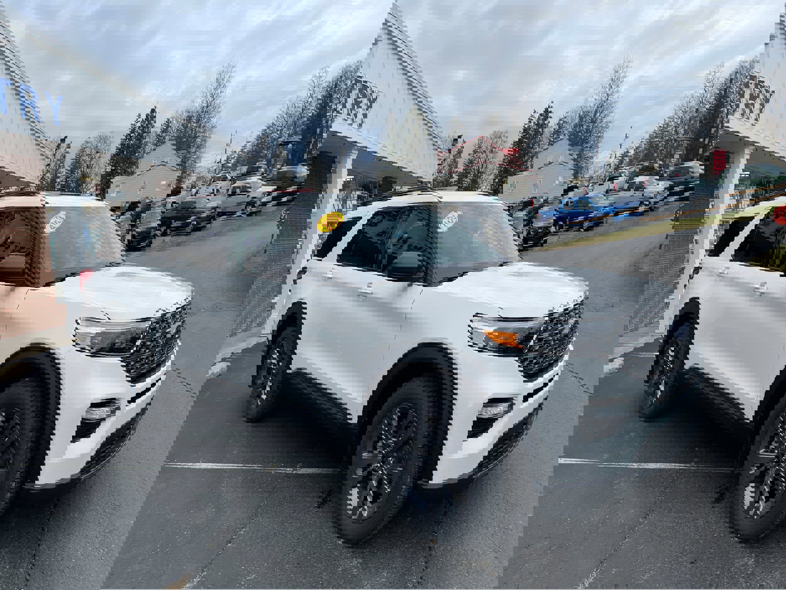 Used 2021 Ford Explorer XLT w/ Equipment Group 202A image 4