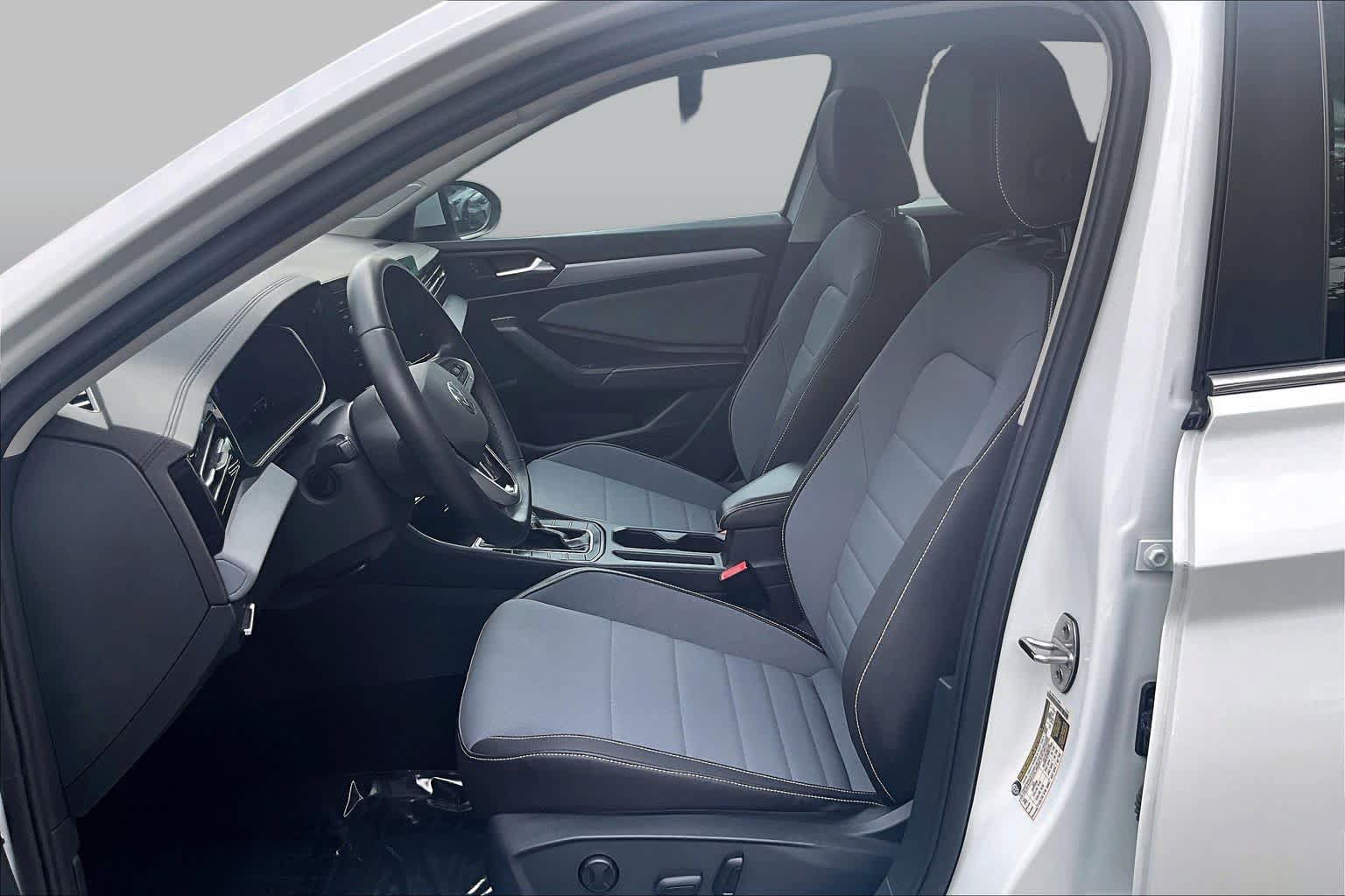 Used 2025 Volkswagen Jetta SE FWD image 8