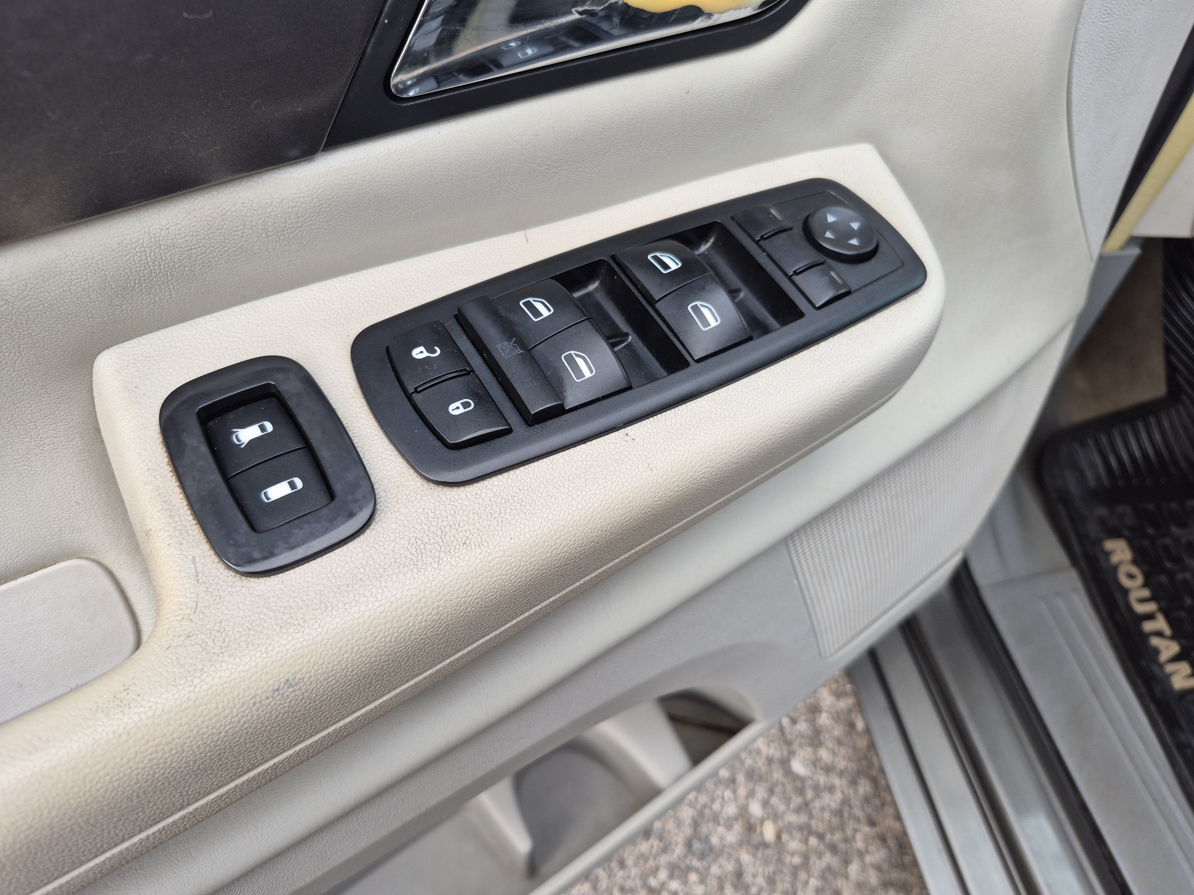 Used 2010 Volkswagen Routan SE FWD image 9