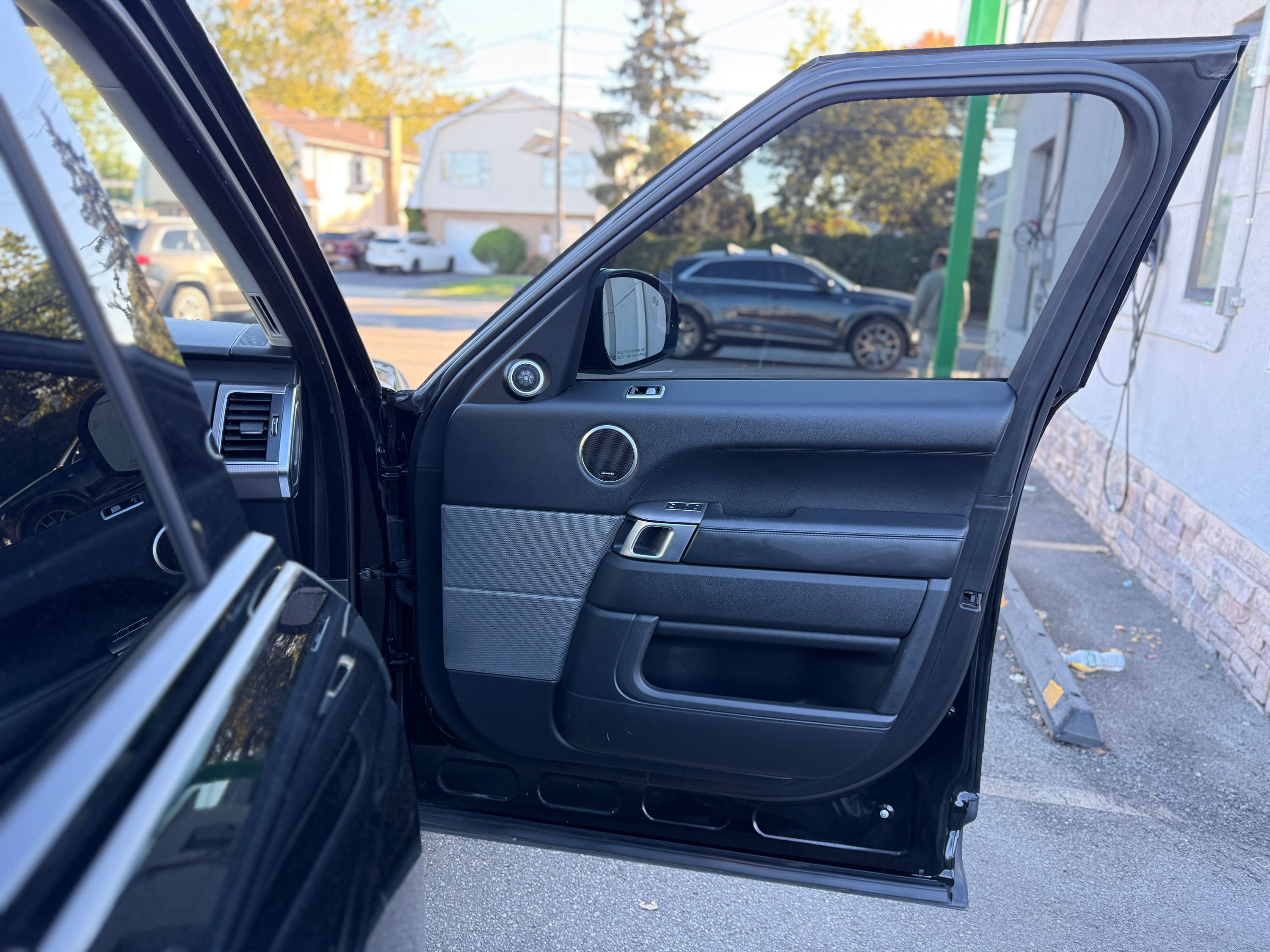 Used 2020 Land Rover Range Rover Sport HSE image 30