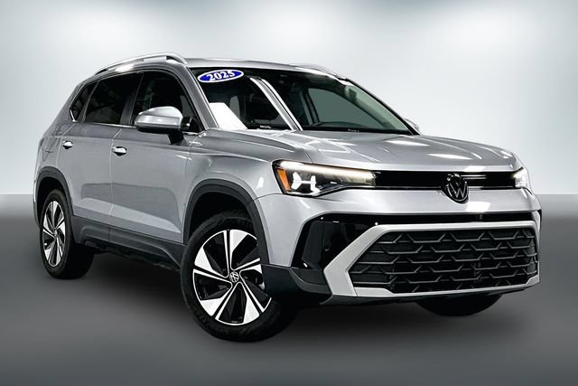 Used 2025 Volkswagen Taos SE AWD/4WD image 1