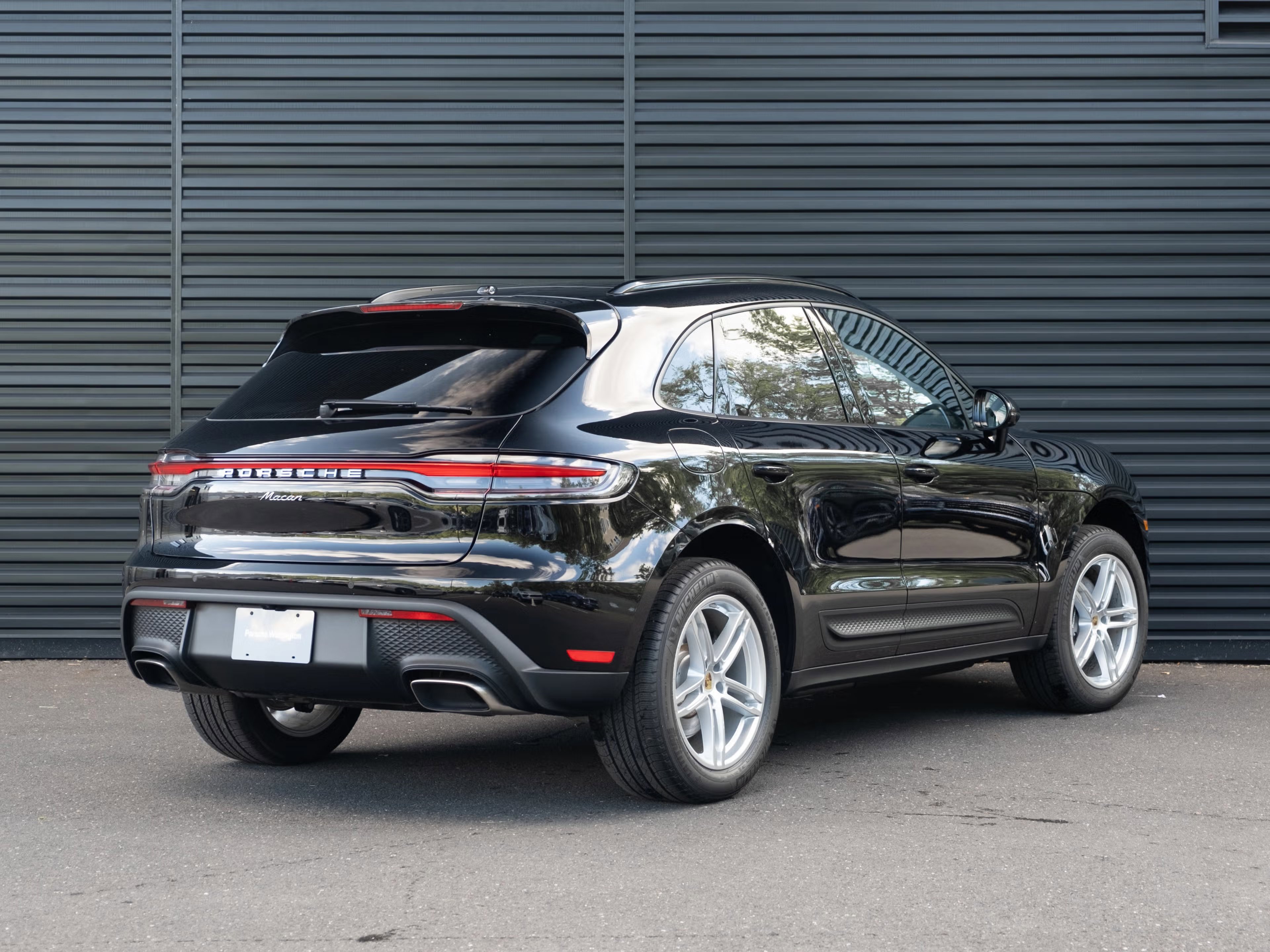 Certified 2025 Porsche Macan image 8