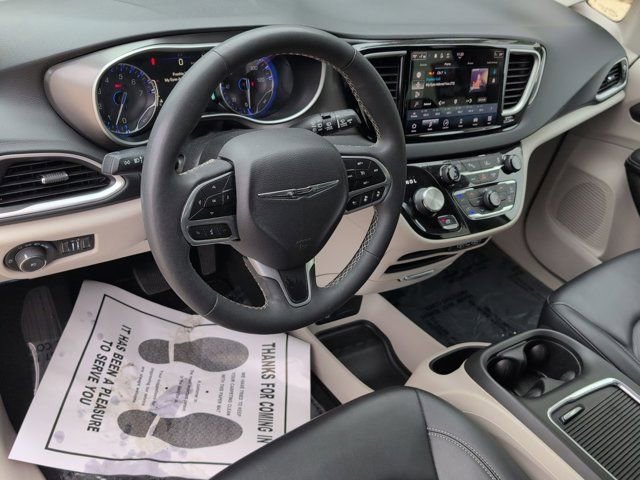 Used 2024 Chrysler Pacifica Touring-L FWD image 15