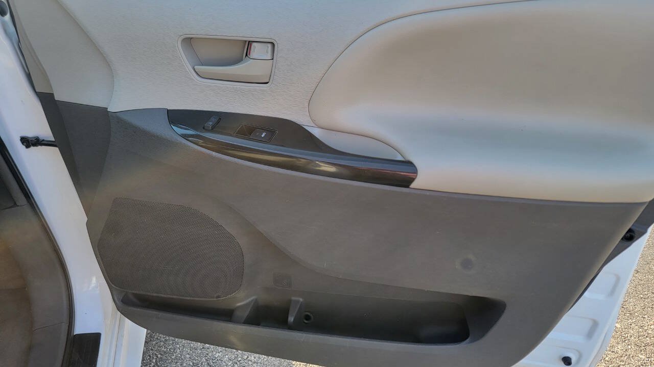 Used 2014 Toyota Sienna L FWD image 13