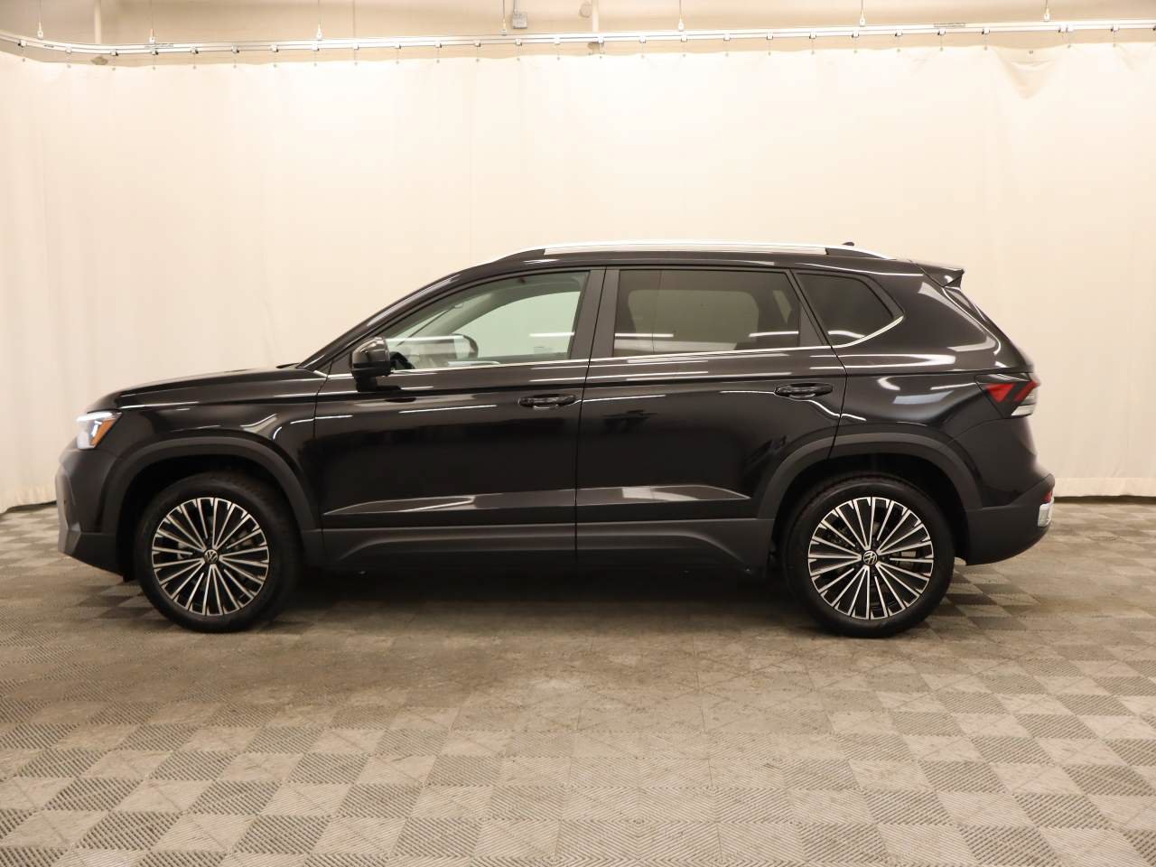 New 2026 Volkswagen Taos SE FWD image 2