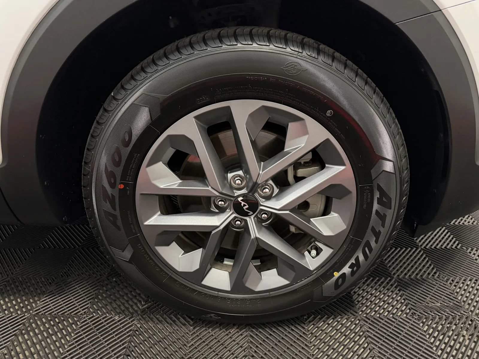 Used 2024 Kia Telluride LX FWD image 17