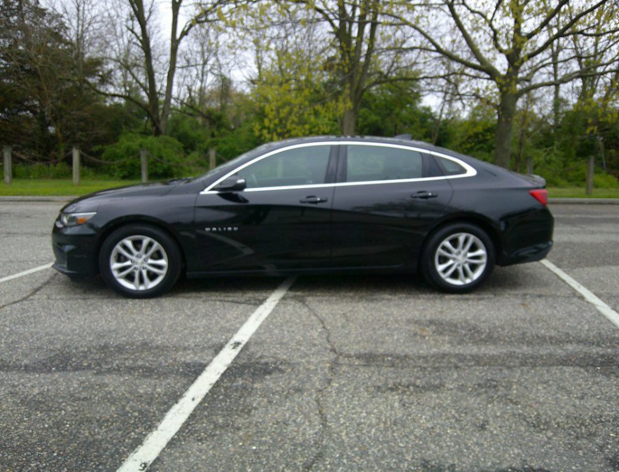 Used 2017 Chevrolet Malibu LT w/ Leather Package FWD image 8