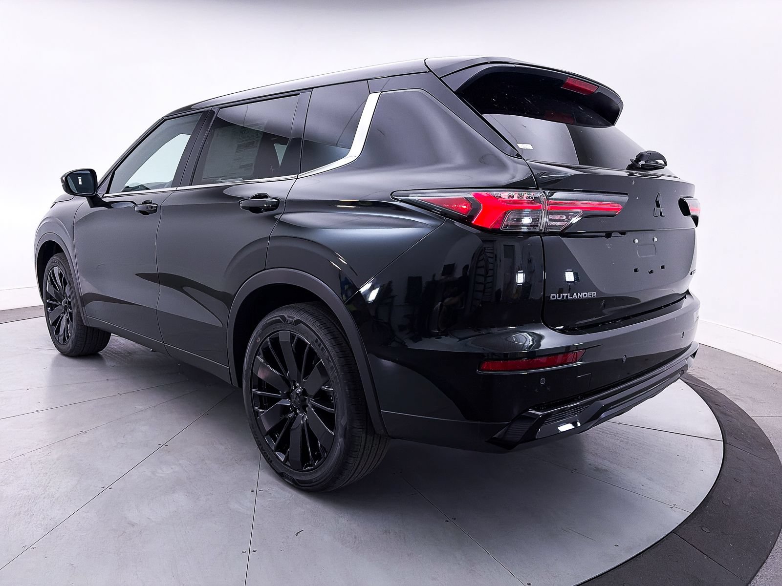 New 2026 Mitsubishi Outlander LE AWD/4WD image 4