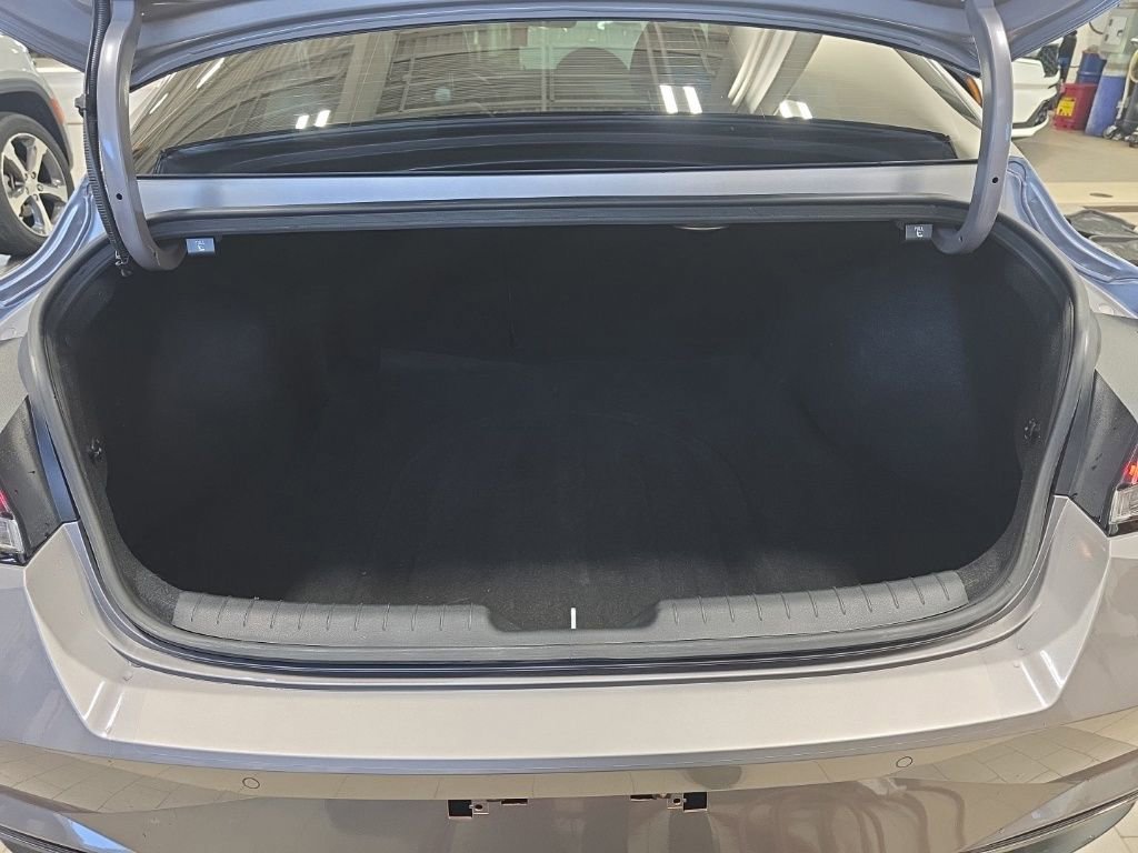 Used 2022 Hyundai Elantra Limited image 21