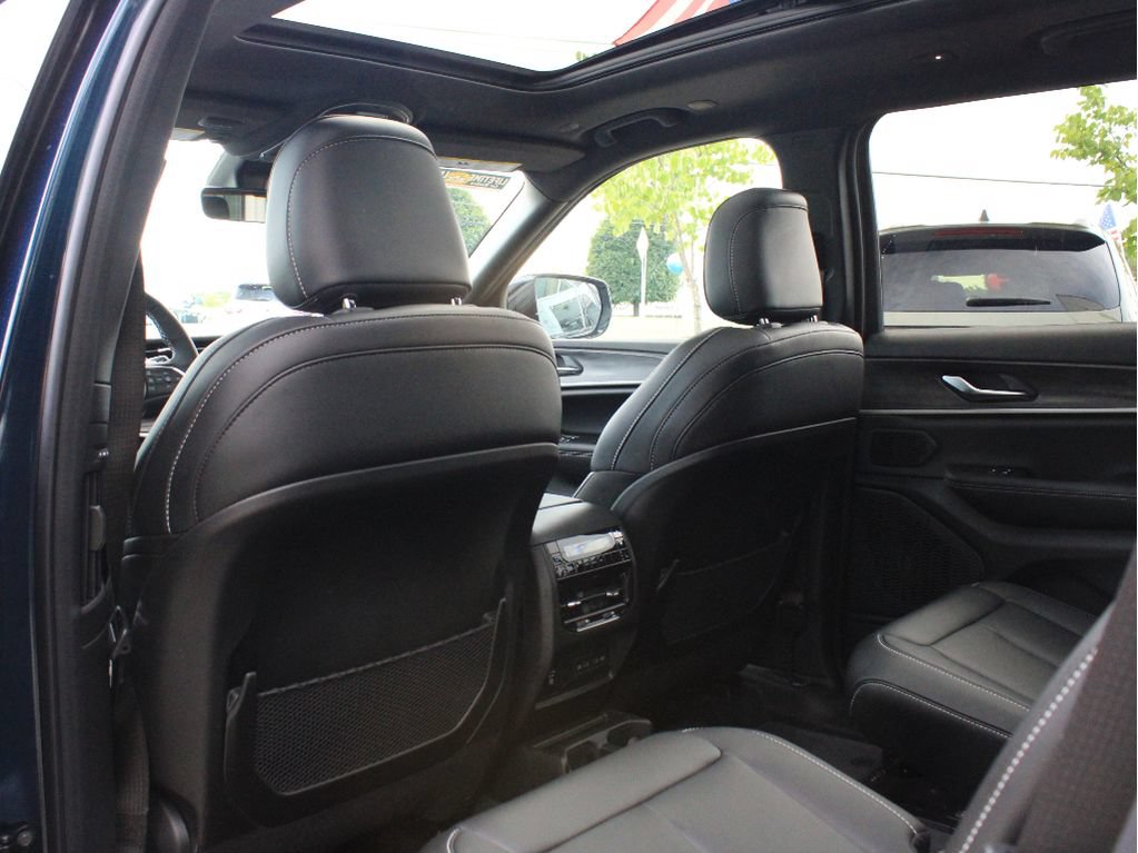New 2026 Jeep Grand Cherokee L Limited w/ Limited Altitude Package AWD/4WD image 31