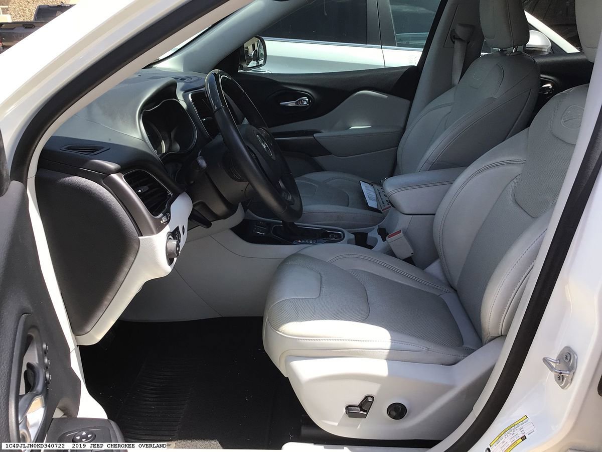 Used 2019 Jeep Cherokee Overland w/ Technology Group FWD image 7