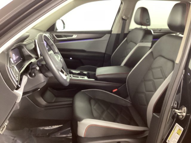 Used 2025 Volkswagen Atlas Peak Edition SE AWD/4WD image 10