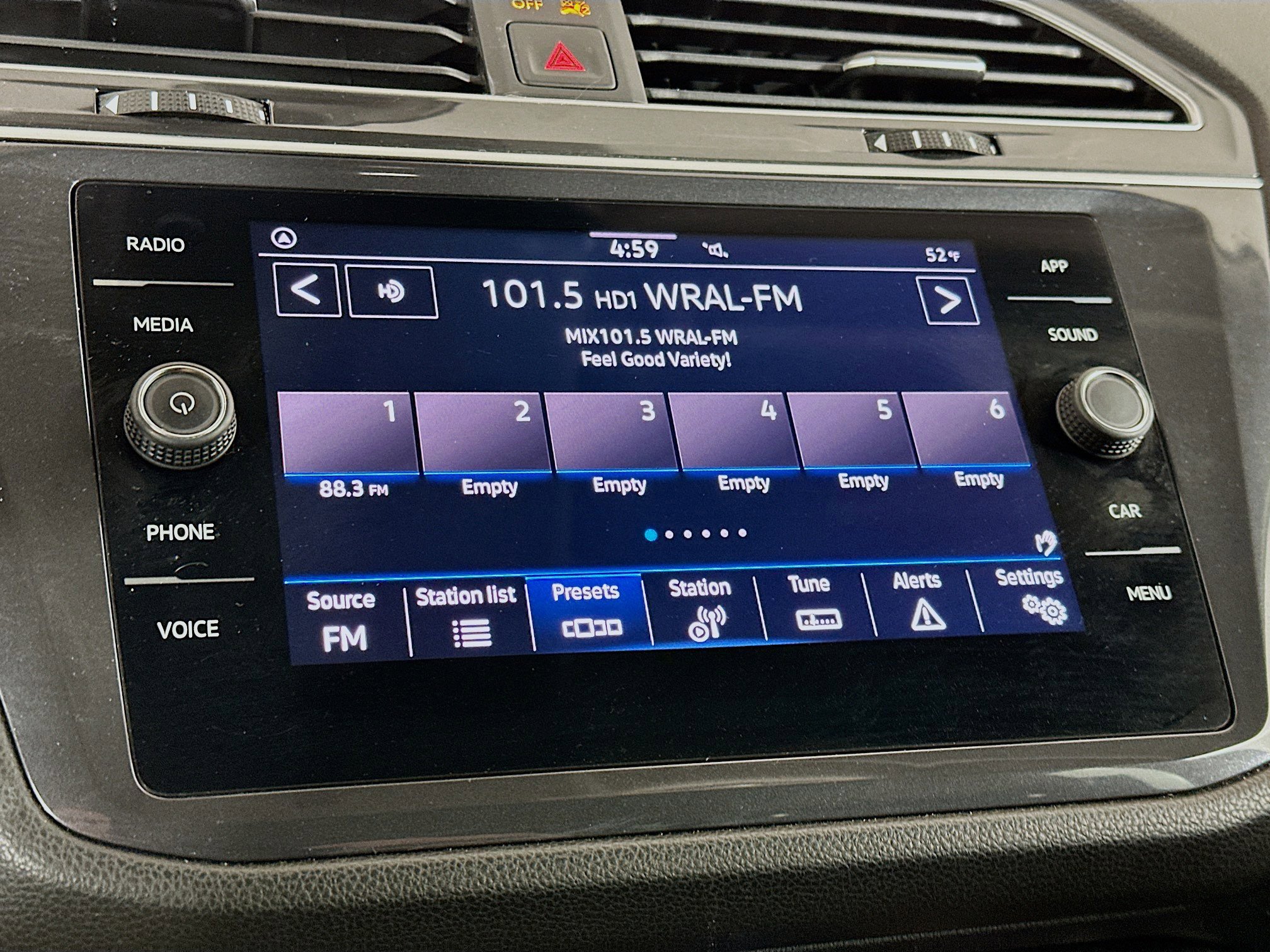 Used 2024 Volkswagen Tiguan SE image 21