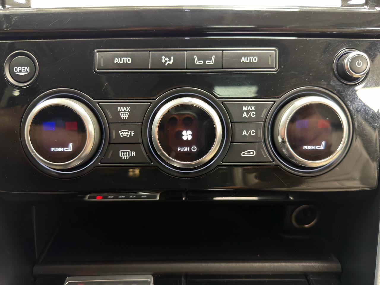 Used 2017 Land Rover Discovery HSE image 23