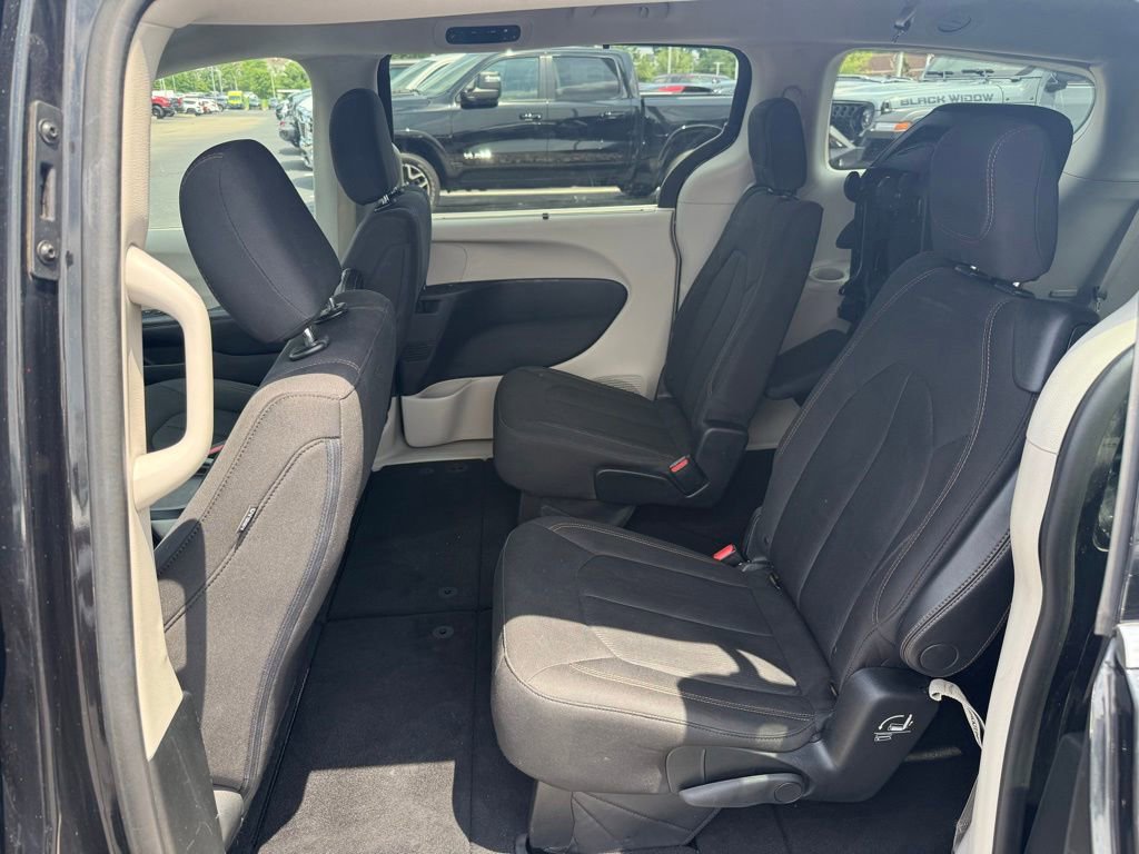 Used 2018 Chrysler Pacifica Touring Plus w/ Tire & Wheel Group FWD image 27